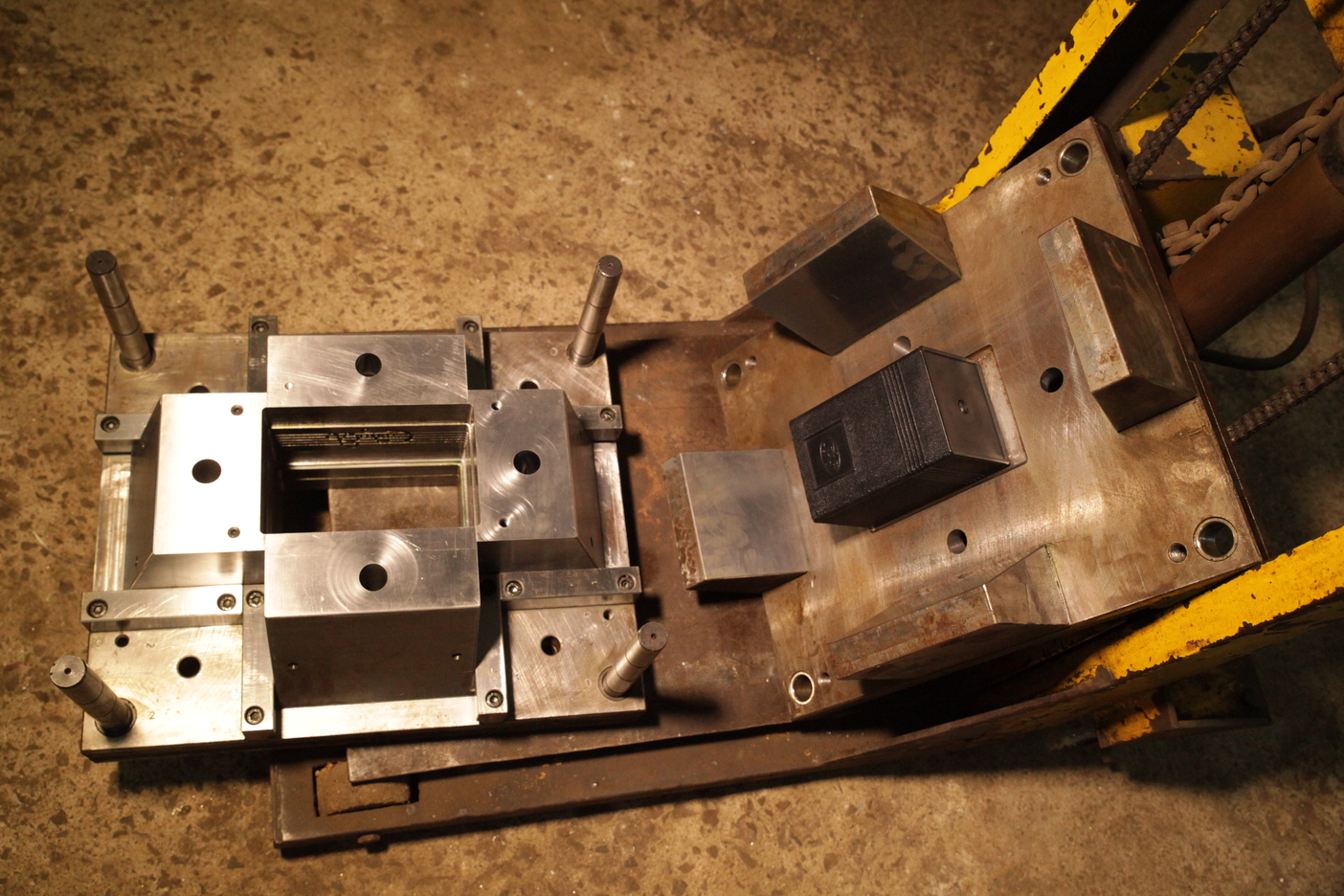 PLASTIC INJECTION MOULD 1